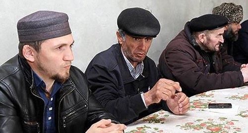 Рамазан Джалалдинов (в центре). Фото: газета “Черновик”