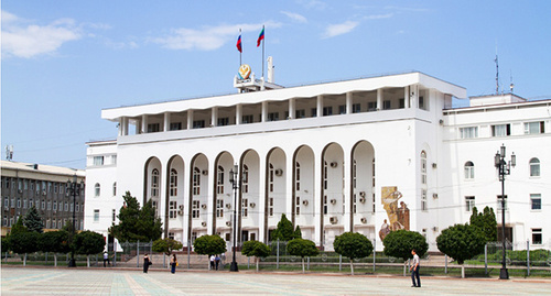 Дагестан, Махачкала, здание администрации президента. Фото: http://www.wkpx.riadagestan.ru/news/economy/promyshlenniki_dagestana_posetili_predpriyatiya_lipetskoy_oblasti/