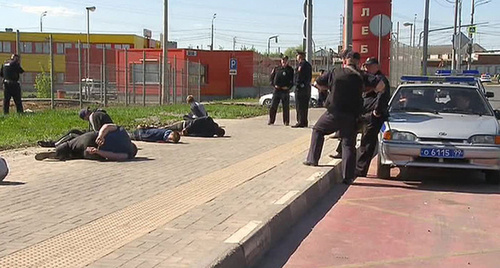 Задержание после массовой драки на Хованском кладбище Москвы. Фото: http://www.newsfederation.ru/?p=5113