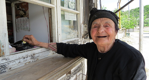 Жительница Мартакерта покупает продукты в лавке. Фото Алвард Григорян для "Кавказского узла"