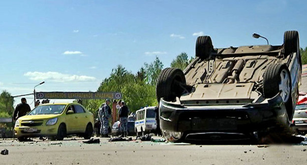 Последствия массовой драки на Хованском кладбище. Москва, 14 мая 2016 г. Кадр из видео пользователя ПОЛИЦИЯ не ТВ https://www.youtube.com/watch?v=6tAxdLFeGms
