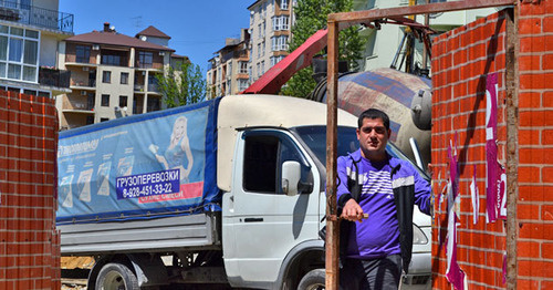 Рабочий стройки на улице Бытха, 41. Сочи, 14 мая 2016 г. Фото Светланы Кравченко для "Кавказского узла"