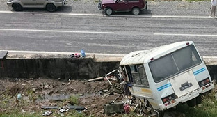 Автобус российской военной базы в Южной Осетии на месте ДТП. Фото: http://sputnik-ossetia.ru/South_Ossetia/20160519/1936999.html Автобус российской военной базы в Южной Осетии на месте ДТП. Фото: http://sputnik-ossetia.ru/South_Ossetia/20160519/1936999.html