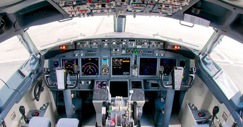 Кабина экипажа Boeing 737-800  авиакомпании FlyDubai. Фото https://ru.wikipedia.org