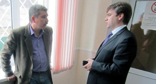 Валерий Бриних (слева) в здании суда. Фото: Facebook.com/profile.php?id=100008413898046