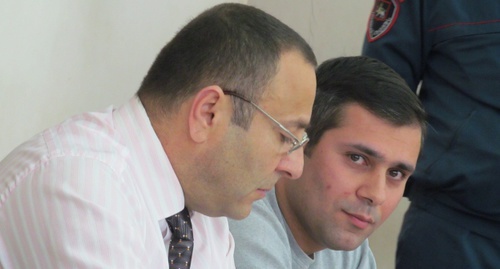 Геворг Сафарян (справа) со своим адвокатом. 20 мая 2016 года. Фото Тиграна Петросяна для "Кавказского узла"