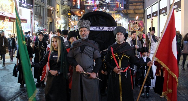 Участники акции в Стамбуле держали в руках национальные флаги кавказских республик. Стамбул, 21 мая 2016 г. Фото Магомеда Туаева для "Кавказского узла".