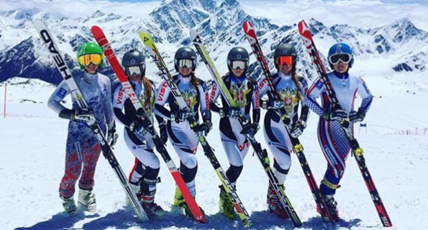 Члены женской сборной команды России на Эльбрусе. 21 мая 2016 г, Эльбрус. Фото: http://resort-elbrus.ru/files/images/photo-for-articles/IMG_0724.PNG