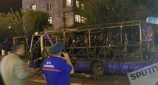 НА месчте взрыва автобуса в Ереване. Фото © SPUTNIK/ DAVID GALSTYAN,http://www.sputnikarmenia.ru/photo/20160425/3160776.html
