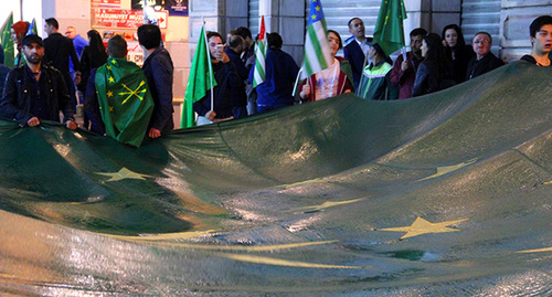 Черексский флаг на акции черкесов в Турции. Фото Магомеда Туаева для "Кавказского узла"