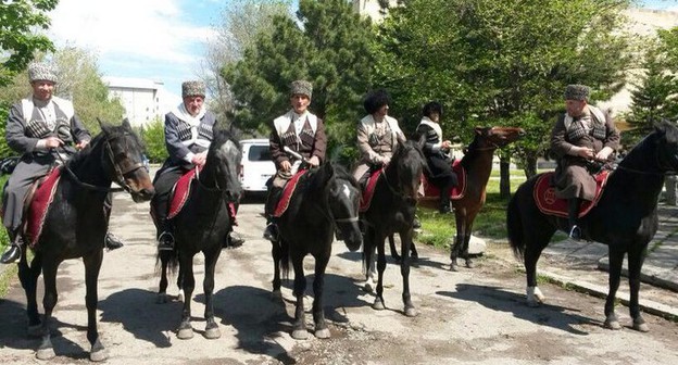 Всадники в национальных костюмах. Карачаево-Черкесия. Фото Кемала Урусова и Артура Байчорова для "Кавказского узла"