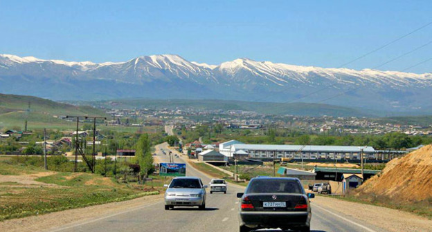 По дороге в Буйнакск. Дагестан. Фото: Шамиль Шангереев http://odnoselchane.ru/