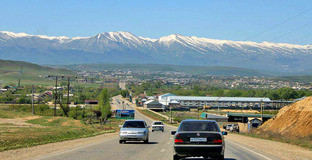 По дороге в Буйнакск. Дагестан. Фото: Шамиль Шангереев http://odnoselchane.ru/ По дороге в Буйнакск. Дагестан. Фото: Шамиль Шангереев http://odnoselchane.ru/
