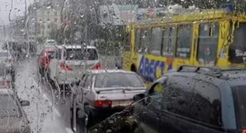 Поток автомобилей в Волгограде. Фото: http://bloknot-volgograd.ru/news/dozhd-ustroil-na-dorogakh-volgograda-transportnyy--745971
