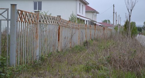 Одна из улиц поселка "Веселое-Псоу" или "олимпийского посёлка. Фото Светланы Кравченко для "Кавказского узла"