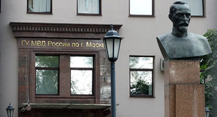 Бюст Дзержинскому у входа в здание ГУ МВД в Москве. Фото Нины Тумановой для "Кавказского узла" Бюст Дзержинскому у входа в здание ГУ МВД в Москве. Фото Нины Тумановой для "Кавказского узла"