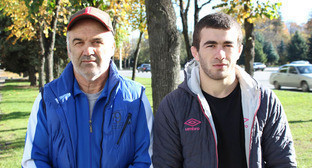 Исмаил Мусукаев (справа) и его тренер Юсуп Ажоев. Фото http://kbrria.ru/sport/ismail-musukaev-pobedil-v-hasavyurte-5116 Исмаил Мусукаев (справа) и его тренер Юсуп Ажоев. Фото http://kbrria.ru/sport/ismail-musukaev-pobedil-v-hasavyurte-5116