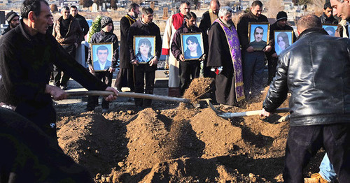Похороны убитой семьи Аветисян в Гюмри. 15 января 2015 г. 
Фото: © PAN Photo / Vahan Stepanyan
