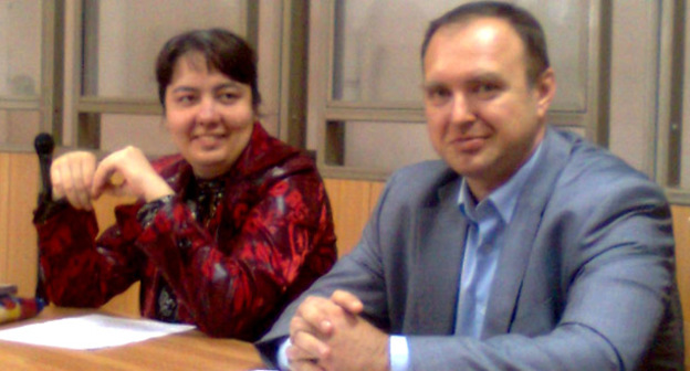 Елизавета Цветкова с адвокатом Юрием Чупилкиным в Таганрогском городском суде, 27 мая 2016 года. Фото Константина Волгина для "Кавказского узла"