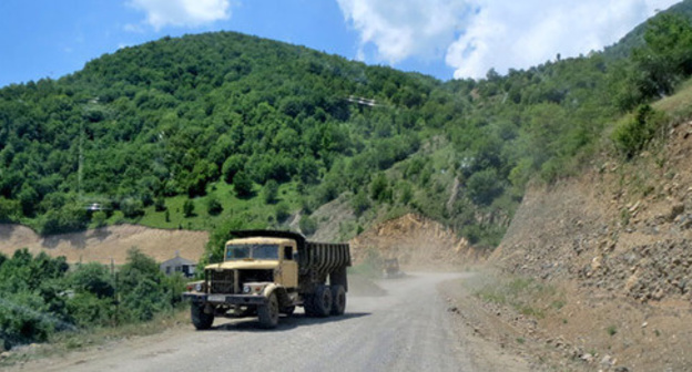 Отрезок дороги Варденис-Мартакерт на границе Армении с Нагорным Карабахом. 20 июня 2015 г. Фото Алвард Григорян для "Кавказского узла"