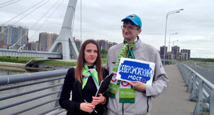 В Петербурге активисты "Молодежного Яблока" выступили против присвоения мосту имени Кадырова. 28 мая 2016 г. Фото: Viktor Rezunkov (RFE/RL)