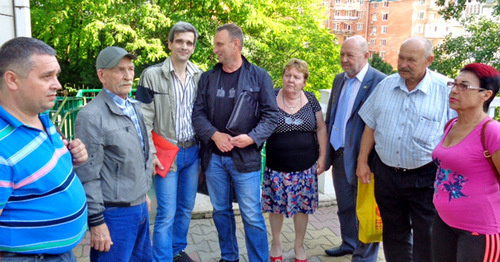 Сергей Фетисов (четвертый слева) с группой поддержки. Сочи, 30 мая 2016 г. Фото Светланы Кравченко для "Кавказского узла"