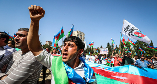 Участник акции протеста с флагом азербайджана. Фото Азиза Каримова для "Кавказского узла"