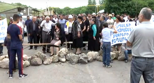 Акция протеста жителей села Гохт. Фото: стоп-кадр видео https://www.youtube.com/watch?v=DVpS8SPbUOg