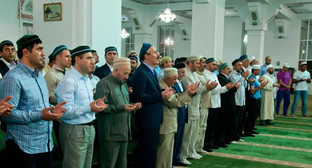 Мусульмане на молебне. Фото: http://islamdag.ru/vse-ob-islame/25778 Мусульмане на молебне. Фото: http://islamdag.ru/vse-ob-islame/25778