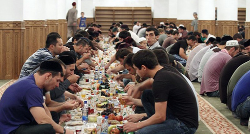 Бесплатное питание для верующих в Чечне. Фото: http://www.ansar.ru/photo/17