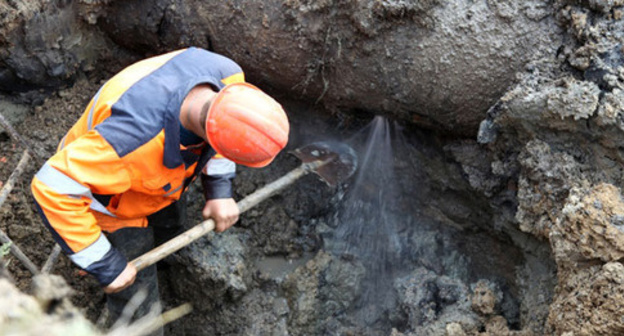 Устранение аварии на водоводе. Фото http://sochilens.ru/2015/page/21/
