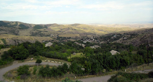 Вид на село Баганис, Армения. Фото: http://artsakhpress.am/rus/news/26650/azerbaijani-side-fired-at-armenian-villages.html