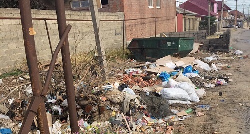 Свалка бытового мусора рядом с незаполненным мусорным контейнером на улице Пржевальского в Махачкале. Фото корреспондента "Кавказского узла"