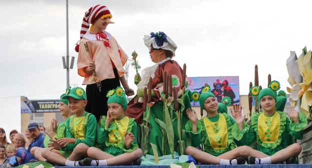 В Краснодаре в День России состоялось праздничное представление для детей. Краснодар, 12 июня 2016 года. Фото: http://krd.ru/administratsiya/struktura-administratsii/glava_goroda/news_12062016_135501.html