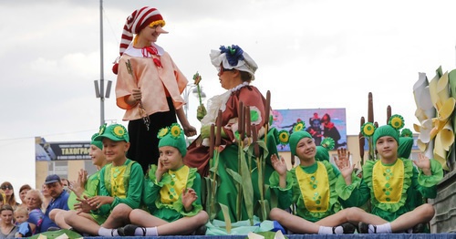 В Краснодаре в День России состоялось праздничное представление для детей. Краснодар, 12 июня 2016 года. Фото: http://krd.ru/administratsiya/struktura-administratsii/glava_goroda/news_12062016_135501.html