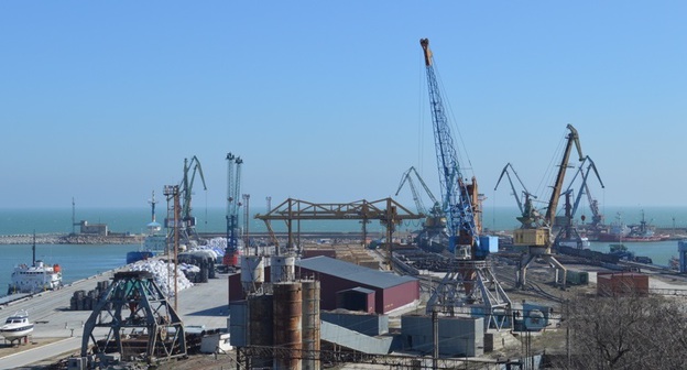 Махачкалинский морской торговый порт. Фото: http://www.riadagestan.ru/news/economy/murad_khidirov_zadacha_rukovodstva_makhachkalinskogo_porta_sokhranenie_ekonomicheskoy_ustoychivosti_vopreki_krizisu/