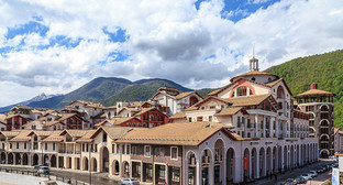 "Горки город", Красная поляна, Сочи. Фото: © http://www.gorkihotels.ru "Горки город", Красная поляна, Сочи. Фото: © http://www.gorkihotels.ru
