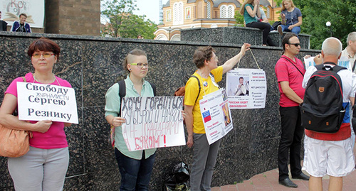 Участники пикета в Ростове-на-Дону 13.06.16 был пикет против диктатуры власти. Фото: страница FB Аhttps://www.facebook.com/permalink.php?story_fbid=250932201945983&id=100010876155468&pnref=story