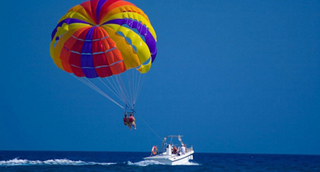 Аттракцион "водный парашют". Фото: http://www.livekuban.ru/news/proisshestviya/turistka-razbilas-ob-kater-na-attraktsione-parashyut-v-anape/