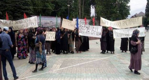 Митинг родственников похищенного в Хасавюрте салафита Омара Мусаева  у районного отдела полиции. Фото: http://chernovik.net