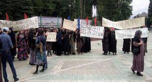 Митинг родственников похищенного в Хасавюрте салафита Омара Мусаева у районного отдела полиции. Фото: http://chernovik.net Митинг родственников похищенного в Хасавюрте салафита Омара Мусаева у районного отдела полиции. Фото: http://chernovik.net