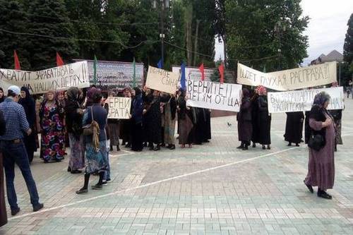 Митинг родственников похищенного в Хасавюрте салафита Омара Мусаева  у районного отдела полиции. Фото: http://chernovik.net