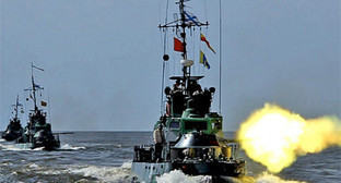Военно-морские учения. Фото: http://hazaria.ru/obshestvo/item/3184-morskie-ucheniya-na-kaspii Военно-морские учения. Фото: http://hazaria.ru/obshestvo/item/3184-morskie-ucheniya-na-kaspii