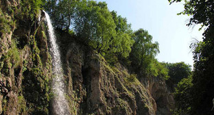Водопад в окрестностях Кисловодска. Фото: http://www.mouzenidis.rs/article/kislovodsk Водопад в окрестностях Кисловодска. Фото: http://www.mouzenidis.rs/article/kislovodsk