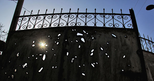 Следы от снарядов на воротах в одном из домов в селе Гапанлы Фото  Фамиля Махмудбейли для "Кавказского узла"