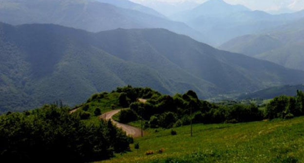 Дорога в горах Шатойского района Чечни. Фото: http://95.mchs.gov.ru/operationalpage/operational/item/911686/