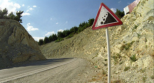 Дорога в горах. Фото: http://pda.fedpress.ru/news/econom/train/v-ates-2012-brosili-pervyi-kamen