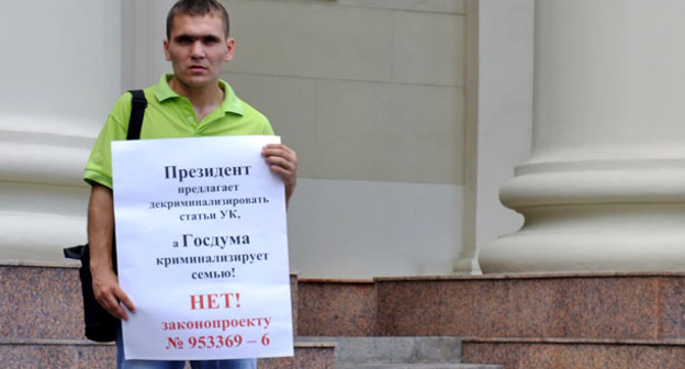 Виктор Шилин в одиночном пикете против уголовной ответственности за наказание детей. Волгоград, 21 июня 2016 г. Фото Татьяны Филимоновой для "Кавказского узла"