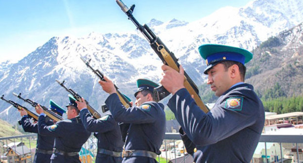 Салют во время захоронения останков советских военнослужащих. Поселок Терскол Эльбрусского района КБР, 6 мая 2013 г. Фото Людмилы Маратовой для "Кавказского узла"