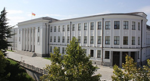 Здание парламента Южной Осетии. Фото: http://yugsn.ru/parlament-yuzhnojj-osetii-podpishet-dogovory-s-abkhaziejj-lnr-i-dnr/ 